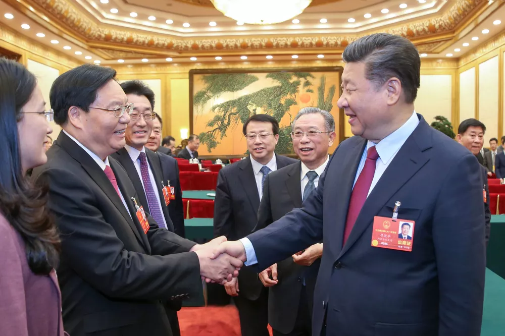 习近平总书记与张桂玉董事长亲切交谈